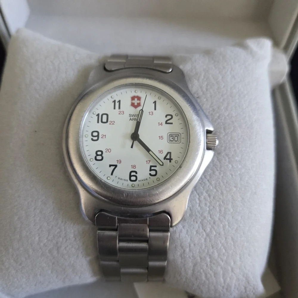 Vintage Victorinox Swiss Army Mens Watch Stainless Steel Date 330ft New Battery